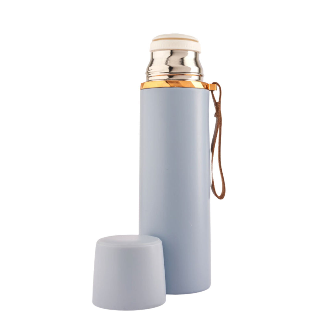 Refillable stainless steel insulated bottle with a leakproof lid and a leather strap for easy carrying. Perfect for travel. 500ml capacity. Available in pastel colors. Light bluie